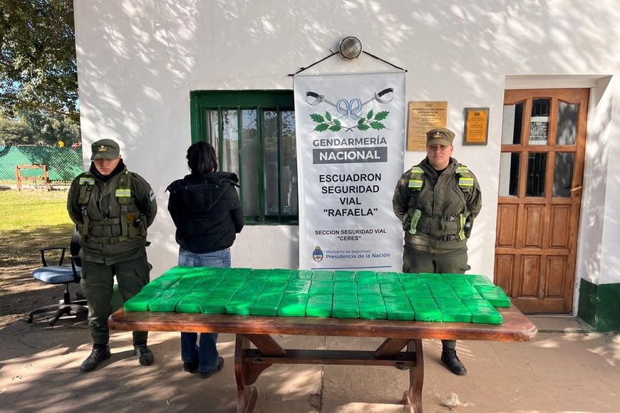 Ceres: Incautan 20 asaderas con pasta base y 47 kilos de cocaína en un micro proveniente de Bolivia