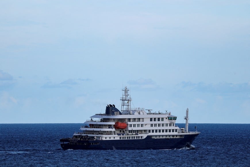 The cruise ship MV Hondius, affected by a hantavirus outbreak, leaves the port of Granadilla de Abona, in Tenerife, Spain, May 11, 2026. REUTERS/Hannah McKay     TPX IMAGES OF THE DAY