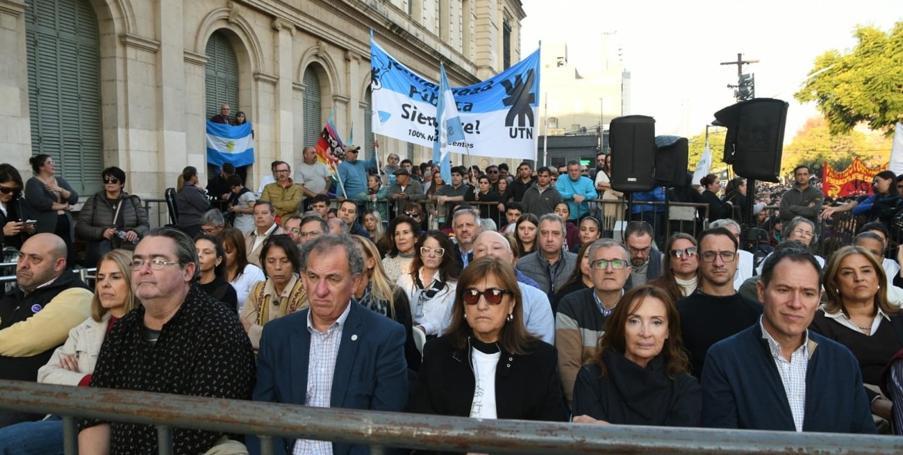 Frente al rectorado de la UNL tuvo lugar el acto central. Foto: Manuel Fabatía
