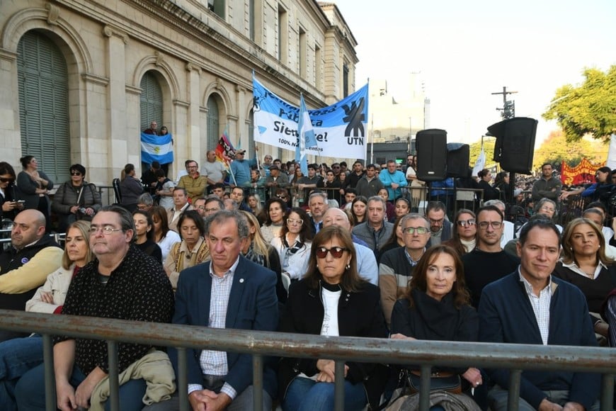Frente al rectorado de la UNL tuvo lugar el acto central. Foto: Manuel Fabatía