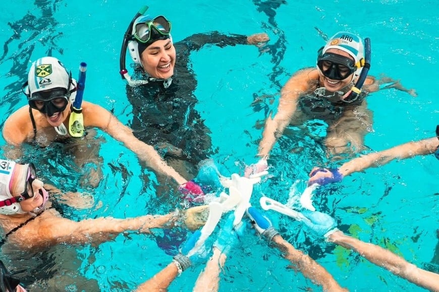 El equipo entrena seis veces por semana en la pileta de Regatas. Crédito: Gentileza.