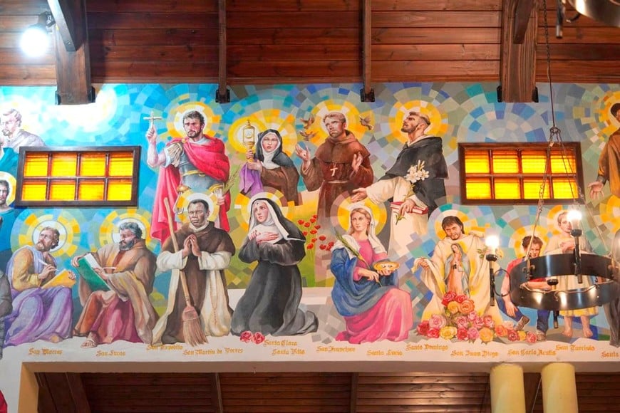 Vecinos acercan familiares y amigos para mostrar las pinturas. Foto: Fernando Nicola.