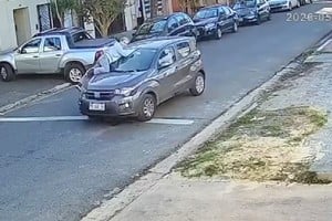 Se subió al capot para evitar el robo de su auto y fue arrastrada 50 metros.
