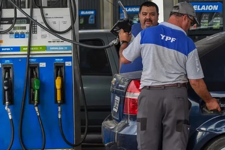 El aumento del petróleo presiona sobre combustibles, logística y alimentos. Este escenario incrementa la incertidumbre, lo que afecta negativamente al riesgo país y a la inversión extranjera directa.