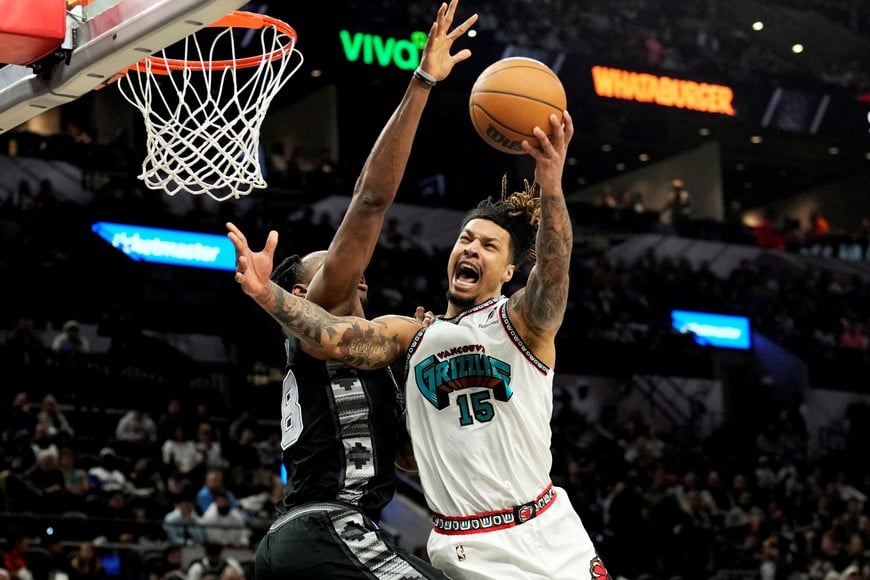 Jan 15, 2025; San Antonio, Texas, USA; Memphis Grizzlies guard Brandon Clarke (15) drives to the basket while defended by San Antonio Spurs center Charles Bassey (28) during the first half at Frost Bank Center. Mandatory Credit: Scott Wachter-Imagn Images     TPX IMAGES OF THE DAY