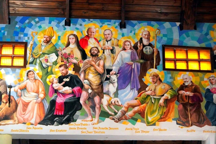 Los colores y figuras religiosas renovaron la imagen interior del templo santafesino. Foto: Fernando Nicola.