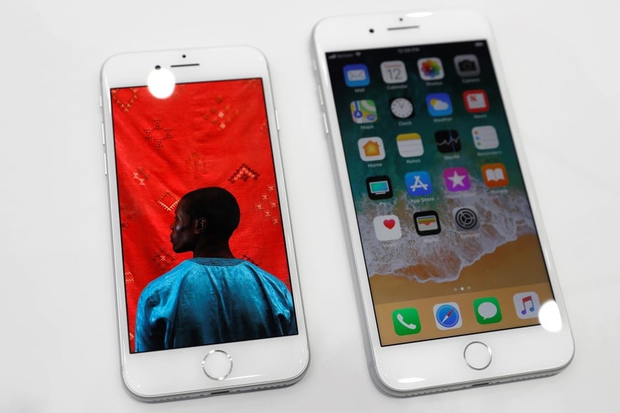 An iPhone 8 (L) and an iPhone 8 Plus are displayed during a launch event in Cupertino, California, U.S. September 12, 2017. REUTERS/Stephen Lam eeuu california  ceremonia lanzamiento telefono celular iphone 8 de apple telefonos celulares