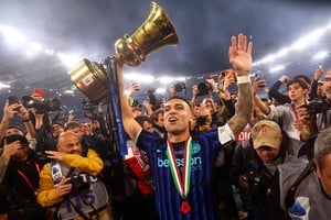 Lautaro Martinez con el trofeo. Crédito: REUTERS/Guglielmo Mangiapane