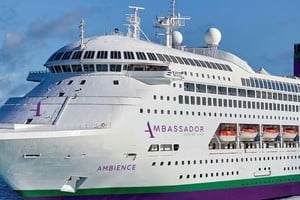 El barco perteneciente a la compañía Ambassador Cruise Line