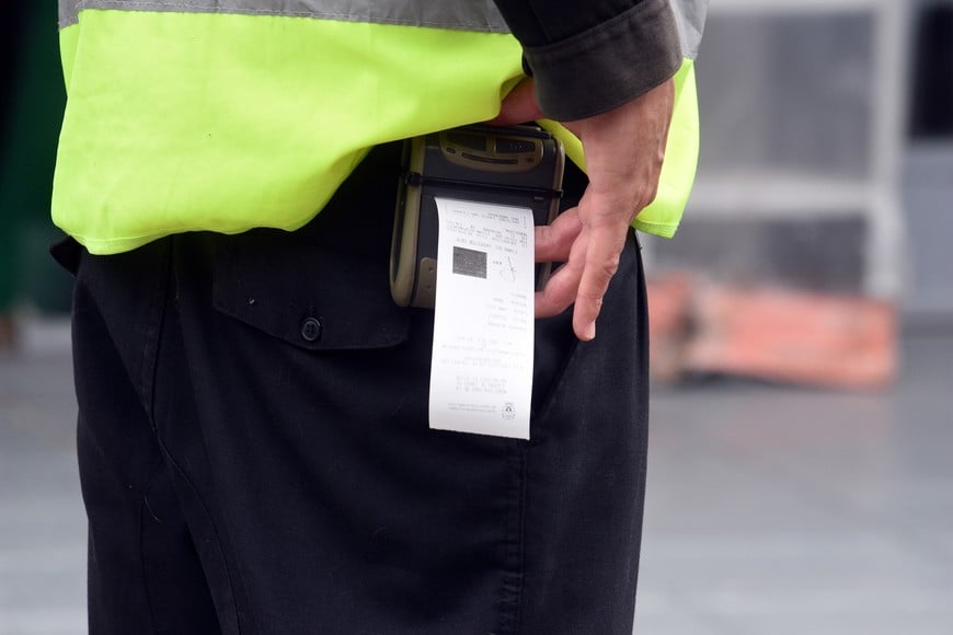 La que “mete miedo”. Es la ticketera de multas de un inspector. Foto: Guillermo Di Salvatore
