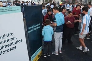 El programa Tribuna Segura impedirá el ingreso a estadios de fútbol a personas registradas como deudores alimentarios morosos.
