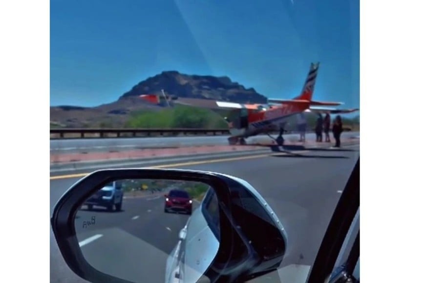 La aeronave descendió entre los autos y pasó muy cerca de un vehículo.