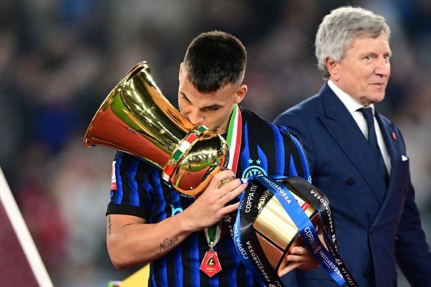 Soccer Football - Coppa Italia - Final - Lazio v Inter Milan - Stadio Olimpico, Rome, Italy - May 13, 2026
Inter Milan's Lautaro Martinez celebrates with the trophy after winning the Coppa Italia REUTERS/Daniele Mascolo