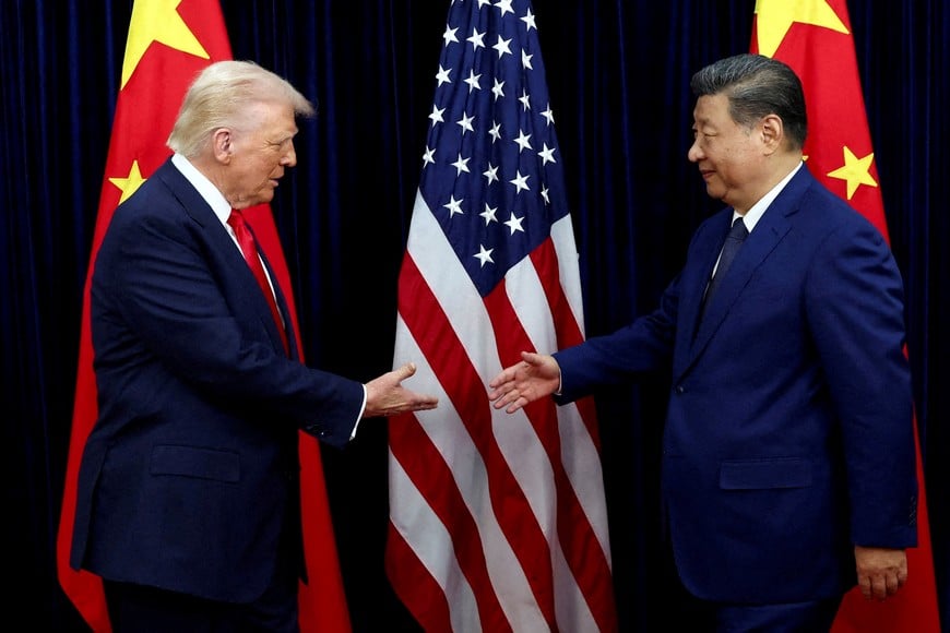 FILE PHOTO: FILE PHOTO: U.S. President Donald Trump shakes hands with Chinese President Xi Jinping as they hold a bilateral meeting at Gimhae International Airport, on the sidelines of the Asia-Pacific Economic Cooperation (APEC) summit, in Busan, South Korea, October 30, 2025. REUTERS/Evelyn Hockstein/File Photo/File Photo