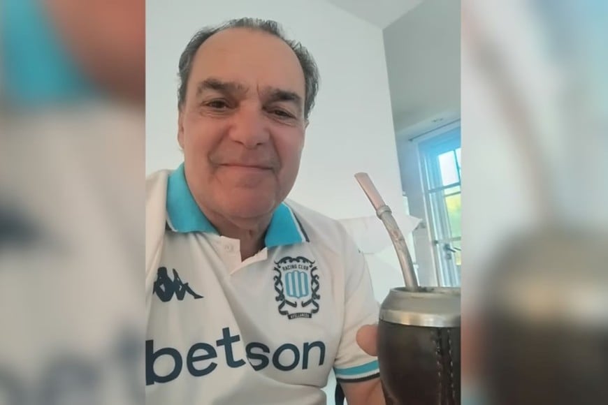 Vitette con una camiseta de Racing y mate.
