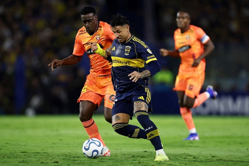 Soccer Football - Copa Libertadores - Group D - Boca Juniors v Barcelona SC - Estadio La Bombonera, Buenos Aires, Argentina - April 14, 2026
Boca Juniors' Adam Bareiro in action with Barcelona SC's Alex Rangel REUTERS/Agustin Marcarian