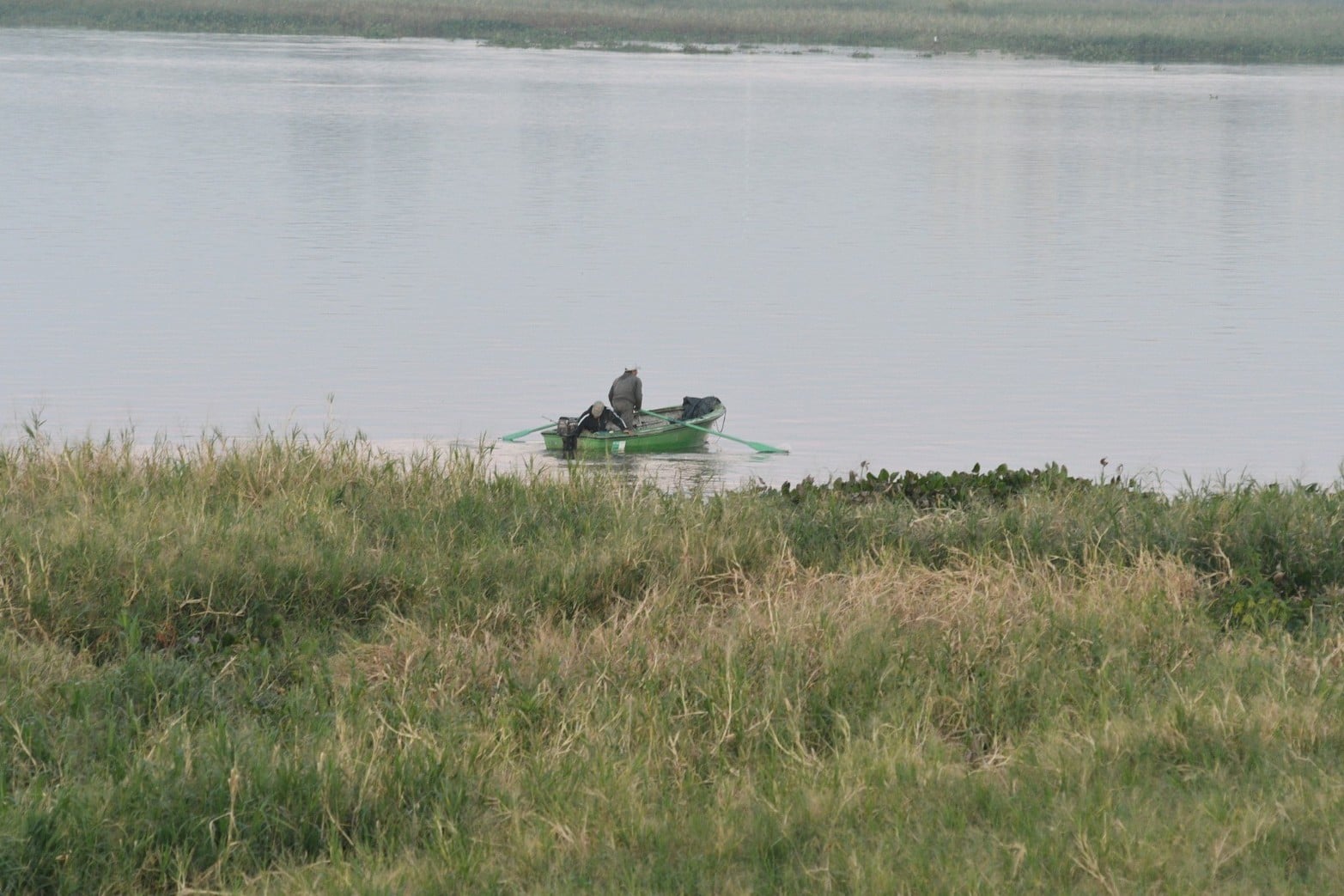 El pescador recorre el espinel junto al embalsado. 