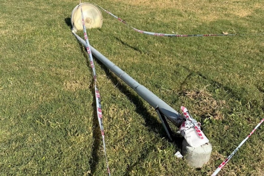 La zona señalada se encuentra cerca de un espacio de juegos infantiles y senderos peatonales.