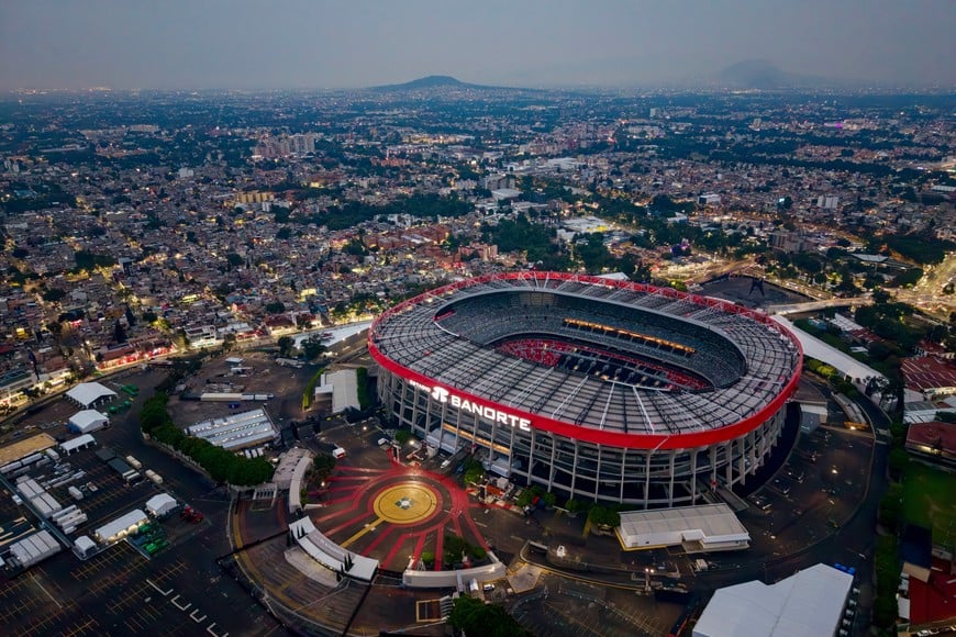 (260511) -- CIUDAD DE MEXICO, 11 mayo, 2026 (Xinhua) -- Imagen tomada con un dron el 10 de mayo de 2026 del simbólico Estadio Azteca de la Ciudad de México, sede del partido inaugural de la Copa Mundial de la FIFA 2026, en la Ciudad de México, capital de México. México será coanfitrión de la Copa Mundial de la FIFA 2026 en junio y julio de este año, junto con Estados Unidos y Canadá, convirtiéndose en el primer país del mundo en albergar tres torneos de la Copa Mundial. (Xinhua/Li Muzi) (ah) (ce)
