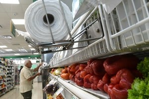El precio de la comida desaceleró en abril, con la cebolla y la lechuga liderando los aumentos, mientras que el tomate y el limón registraron caídas significativas. Foto: Archivo / Mauricio Garín.