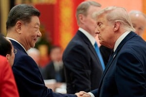 El presidente chino Xi Jinping y el presidente estadounidense Donald Trump se dan la mano en un banquete Créditos: REUTERS/Evan Vucci