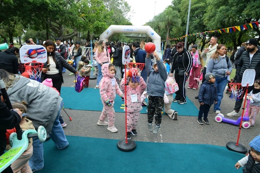 Niños y niñas participaron de juegos en la Costanera Oeste. Crédito: Guillermo Di Salvatore.