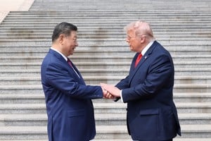 (260514) -- BEIJING, 14 mayo, 2026 (Xinhua) -- El presidente chino, Xi Jinping, celebra una ceremonia de bienvenida para el presidente estadounidense, Donald Trump, quien se encuentra de visita de Estado en China, en el exterior del Gran Palacio del Pueblo previo a sus conversaciones, en Beijing, capital de China, el 14 de mayo de 2026. Xi mantuvo el jueves conversaciones con Trump en el Gran Palacio del Pueblo en Beijing. (Xinhua/Huang Jingwen) (jg) (ra) (ce)
