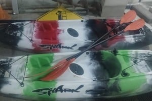 Los kayaks estaban sobre la vereda en Laprida 4200. Foto: Gentileza