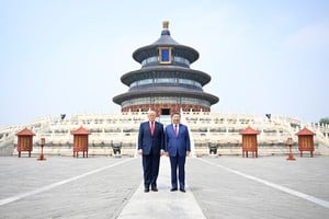 (260514) -- BEIJING, 14 mayo, 2026 (Xinhua) -- El presidente chino, Xi Jinping, y el presidente estadounidense, Donald Trump, se toman una foto frente al Salón de Oración por las Buenas Cosechas mientras visitan el Templo del Cielo, en Beijing, capital de China, el 14 de mayo de 2026. (Xinhua/Shen Hong) (da) (ra) (ce)