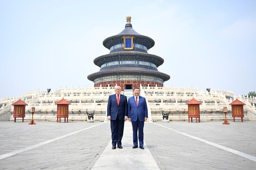 (260514) -- BEIJING, 14 mayo, 2026 (Xinhua) -- El presidente chino, Xi Jinping, y el presidente estadounidense, Donald Trump, se toman una foto frente al Salón de Oración por las Buenas Cosechas mientras visitan el Templo del Cielo, en Beijing, capital de China, el 14 de mayo de 2026. (Xinhua/Shen Hong) (da) (ra) (ce)