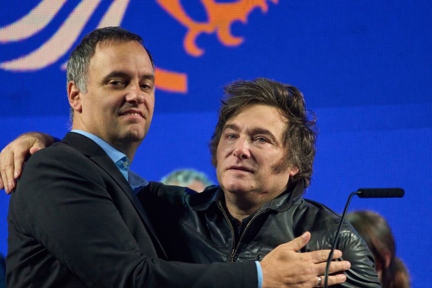 Manuel Adorni y el presidente Javier Milei, que pese a todo sigue brindándole su apoyo.