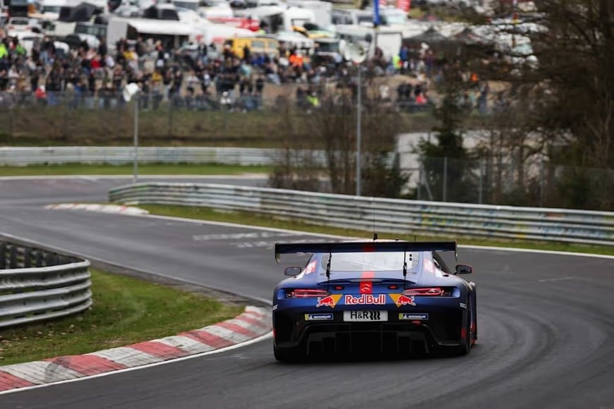 Max Verstappen se metió entre los protagonistas en las 24 Horas de Nürburgring