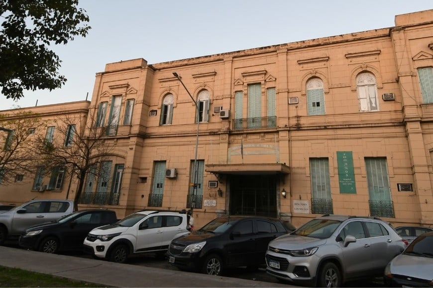 El hombre permanece internado en estado crítico en el Hospital Cullen. Crédito: Manuel Fabatía.
