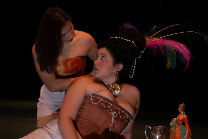 Camila Borda y Avril Rivero en la obra teatra “María Antonieta, la de Austria”