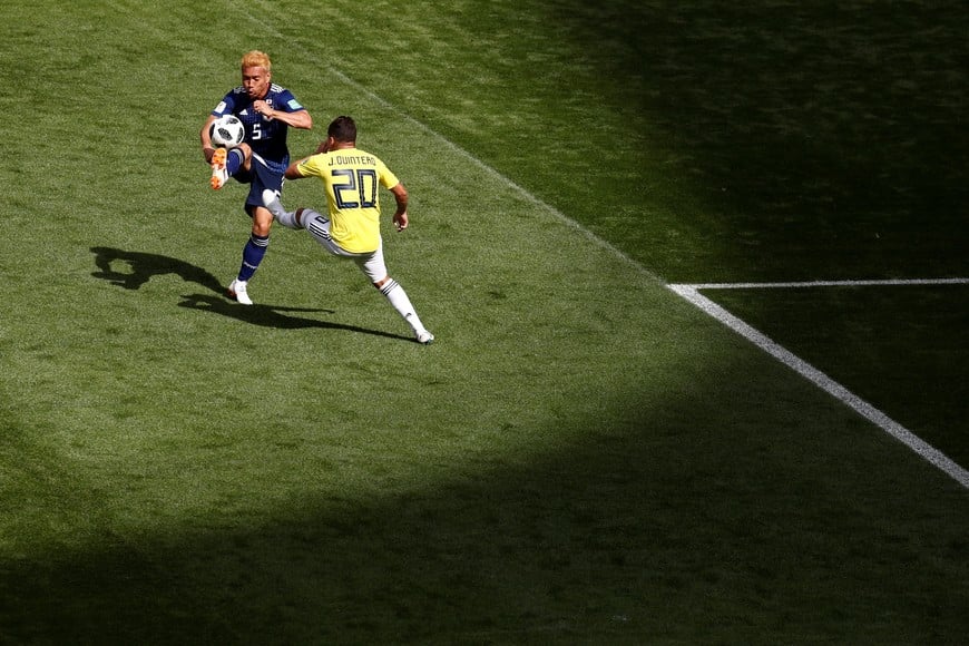 Soccer Football - World Cup - Group H - Colombia vs Japan - Mordovia Arena, Saransk, Russia - June 19, 2018   Japan's Yuto Nagatomo in action with Colombia's Juan Fernando Quintero     REUTERS/Damir Sagolj rusia  futbol campeonato mundial 2018 futbol futbolistas partido seleccion colombia japon