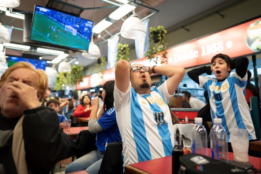 (240715) -- BUENOS AIRES, 15 julio, 2024 (Xinhua) -- Imagen del 14 de julio de 2024 de personas reaccionando mientras observan la transmisión del partido correspondiente a la final de la Copa América 2024 entre Argentina y Colombia, en la ciudad de Buenos Aires, capital de Argentina. (Xinhua/Martín Zabala) (mz) (oa) (ah) (ce)