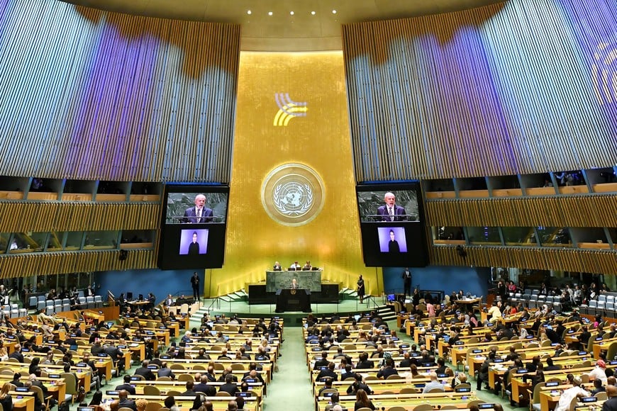 (240923) -- NACIONES UNIDAS, 23 septiembre, 2024 (Xinhua) -- Imagen del 22 de septiembre de 2024 del presidente brasileño, Luiz Inácio Lula da Silva (en el podio) hablando durante la Cumbre del Futuro en la sede de la Organización de las Naciones Unidas (ONU), en Nueva York. La Cumbre del Futuro fue inaugurada el domingo en la sede de la ONU en Nueva York, con la aprobación del Pacto para el Futuro asi como sus anexos Pacto Digital Mundial y la Declaración sobre las Generaciones Futuras. (Xinhua/Li Rui) (rtg) (vf)