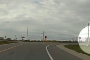 La impactante maniobra de un sospechoso que “voló” sobre el tráfico antes de caer en un campo.