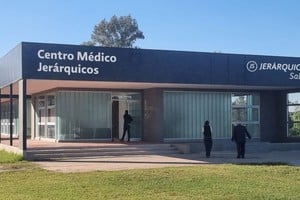 La sede cuenta con consultorios equipados y áreas destinadas a estudios y atención profesional.
