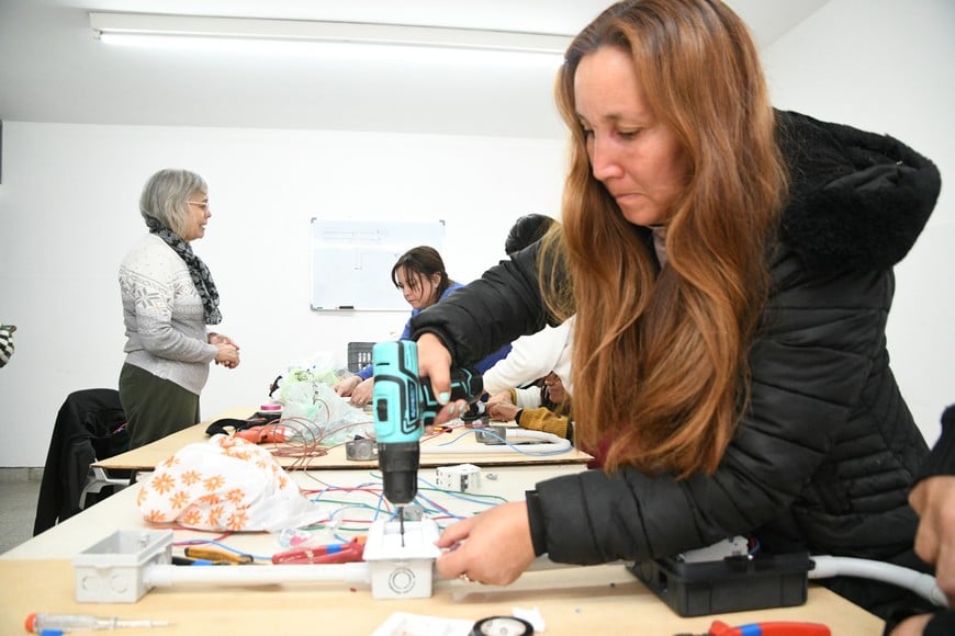 Fundación Cauces Curso de Capacitación Taller de electricidad para mujeres.