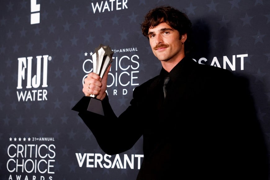 Jacob Elordi poses with the Best Supporting Actor award for "Frankenstein" during the 31st Annual Critics Choice Awards in Santa Monica, California, U.S., January 4, 2026. REUTERS/Caroline Brehman     TPX IMAGES OF THE DAY