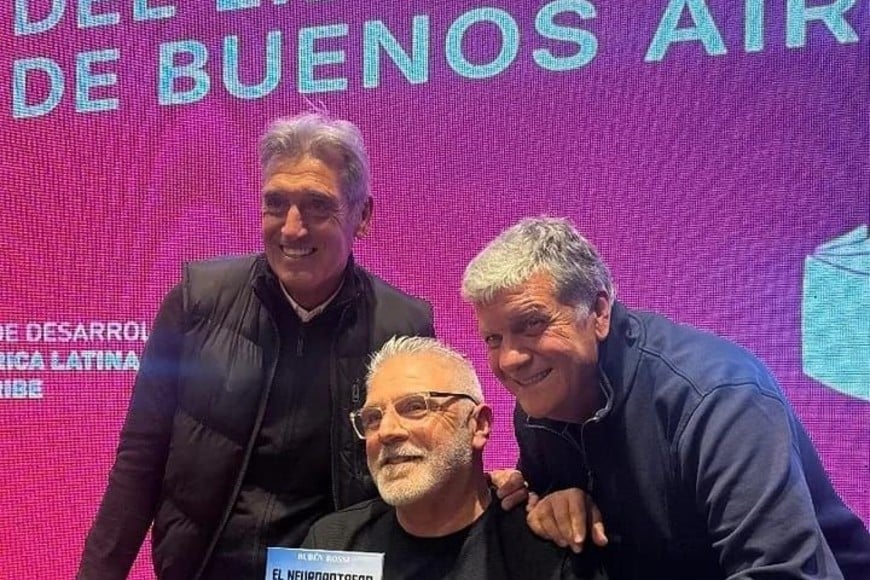 Rossi y su nuevo libro, junto a Simón y Rinaldi, los tres campeones del mundo de 1979 en Japón.