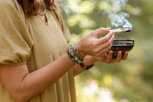 Los elementos simbólicos son elegidos como apoyo para el bienestar emocional.