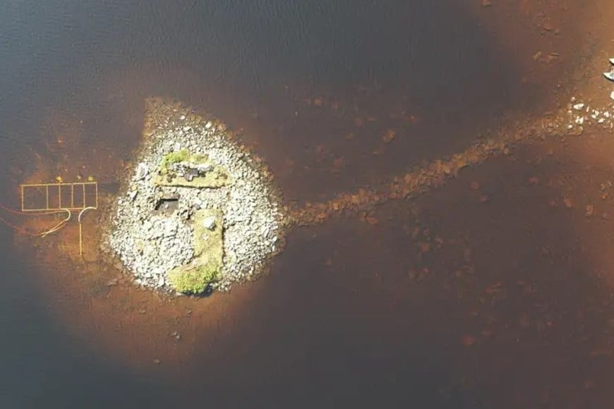 Arqueólogos documentaron los cimientos de madera originales ocultos bajo capas de piedra acumuladas durante siglos.