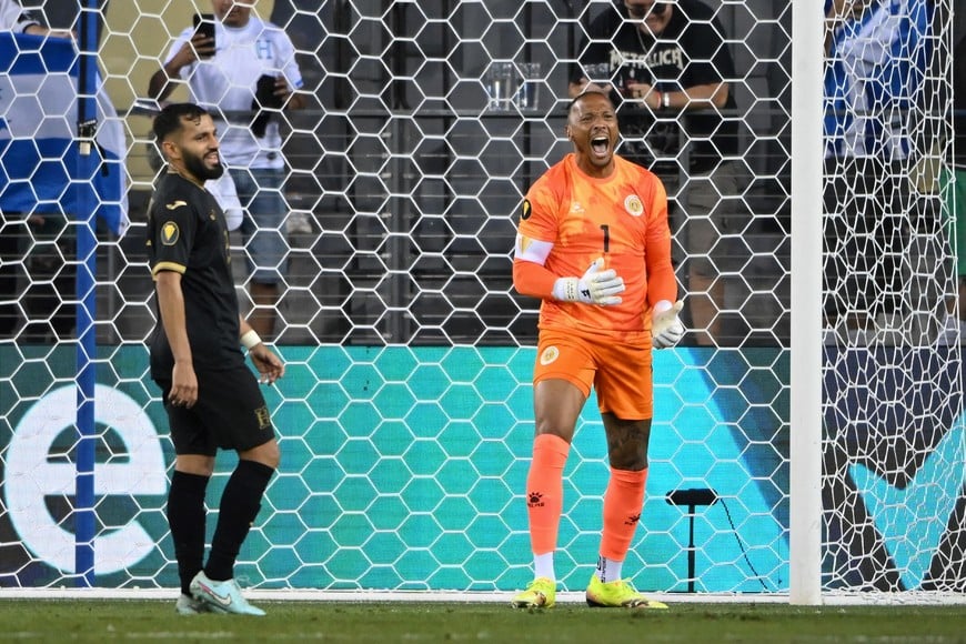 Jun 24, 2025; San Jose, California, USA; Curacao goalkeeper Eloy Room (1) reacts to the referees call during the second half against Honduras during a group stage match of the 2025 Gold Cup at PayPal Park. Mandatory Credit: Robert Edwards-Imagn Images