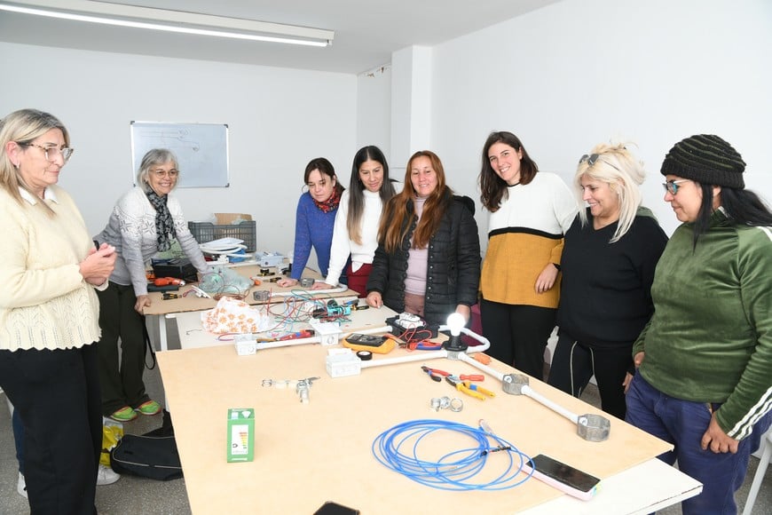 Fundación Cauces Curso de Capacitación Taller de electricidad para mujeres.