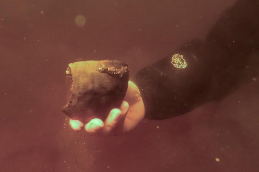 Arqueólogos documentaron los cimientos de madera originales ocultos bajo capas de piedra acumuladas durante siglos.
