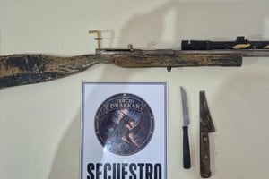 Además de la improvisada carabina, la policía secuestró dos armas blancas. Foto: El Litoral