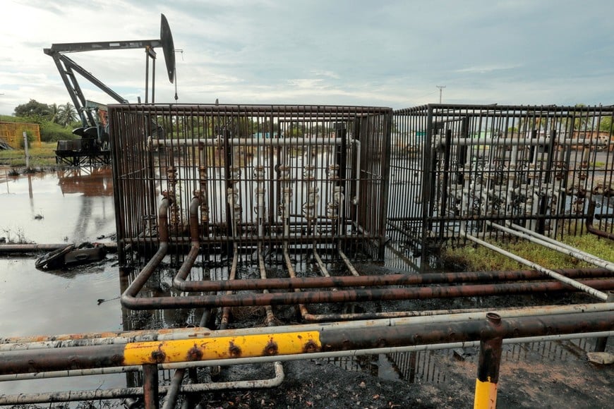 FILE PHOTO: Pipelines and an oil pump jack are seen in an oil field near Lake Maracaibo, in Cabimas, Venezuela October 14, 2022. REUTERS/Issac Urrutia/File Photo