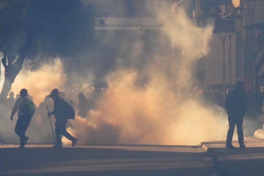 (260515) -- LA PAZ, 15 mayo, 2026 (Xinhua) -- Imagen del 14 de mayo de 2026 de mineros vistos durante un enfrentamiento con policías, en La Paz, Bolivia. El Gobierno de Bolivia exigió el jueves el levantamiento inmediato de los bloqueos de carreteras instalados por sectores sociales y sindicales, mientras que la Policía reprimió con gases lacrimógenos a miles de mineros cooperativistas que intentaron ingresar al centro político de La Paz. (Xinhua/Javier Mamani) (jm) (oa) (ra) (ce)